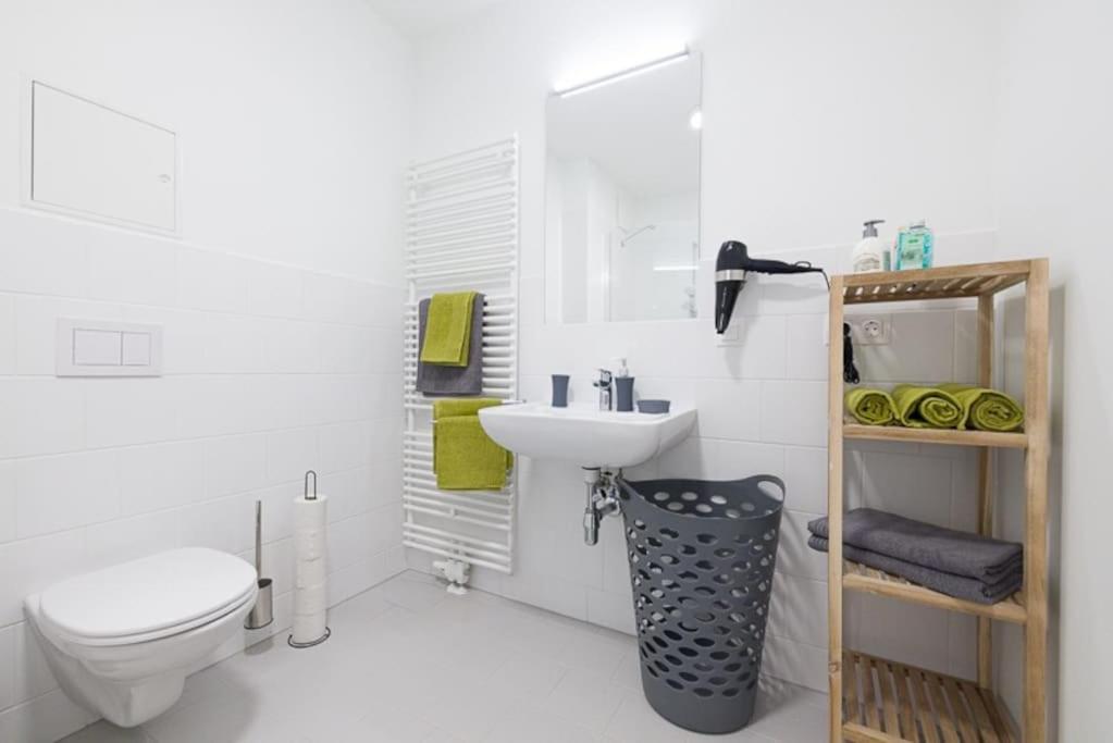 Premium City Apartment With Balcony! Free Garage Parking Included! Вена Экстерьер фото